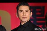 「本木雅弘、映画「黒牢城」撮影時に2回連続で落馬 共演者が裏側明かす「1回転してスパッとお尻から落ちて…」」の画像1