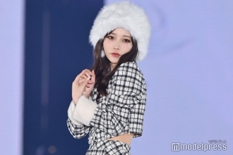 与田祐希、ファーコーデで美背中&美脚チラリ キスで観客沸かす【ガルアワ2025AW】