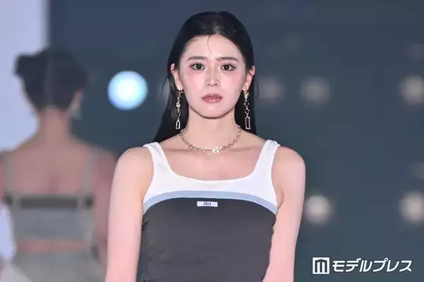 「超ときめき宣伝部・坂井仁香、素肌輝くタンクトップ姿 前髪上げクールオーラ放つ【関コレ2026S/S】」の画像