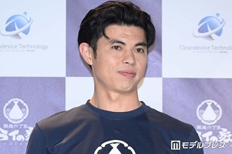 小島よしお、屋台の前で息子抱っこ 2ショットに反響「笑顔が爽やか」「ほのぼのしてて癒される」