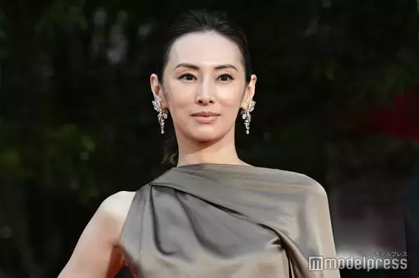 北川景子、スリットドレスから美脚全開 洗練された美しさ【第38回東京国際映画祭】