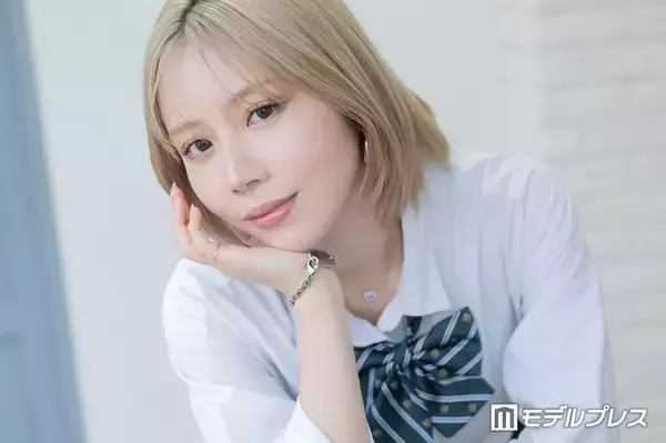 くれまぐ・エア、デニムミニスカ＆ブーツで圧巻美脚「スタイルレベチ」「クールで憧れる」と反響