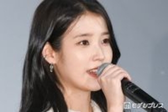 IU、ミニワンピ×黒タイツで美脚スラリ「21世紀の大君夫人」オフショットに反響「さすがの着こなし」「シルエットが美しい」