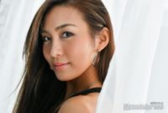 第1子妊娠のカリスマトレーナーAYA、ふっくらお腹披露の夫婦ショットに反響「旦那さんイケメン」「雰囲気そっくり」