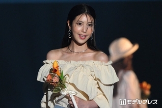 “令和の峰不二子”阿部なつき、タンクトップ姿で美ボディ披露「ウエストのラインが綺麗すぎる」「スタイル抜群！」