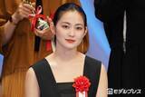 「人気女優、“衝撃”眉毛全剃りショット公開「覚悟がすごい」「ギャップ」」の画像1