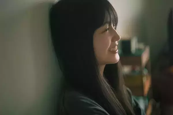 乃木坂46卒業控える久保史緒里、自宅でのリラックスショット＆エッセイタイトル解禁【LOST LETTER】