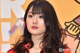 「“可愛すぎる新喜劇女優”小寺真理、階段下からのミニスカショットで美脚際立つ「脚長くてスタイル抜群」「色っぽい」と絶賛の声」の画像1