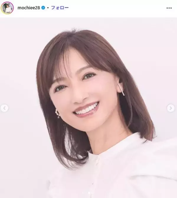 望月理恵アナ、美脚チラリのロングドレス姿に反響続々「眼福」「映画のワンシーンみたい」