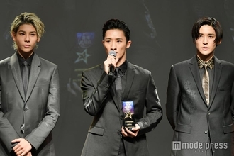 Snow Man岩本照・ラウール・目黒蓮、圧巻のスタイルに会場釘付け「新人アーティスト賞」に輝く＜WEIBO Account Festival in Japan 2019＞