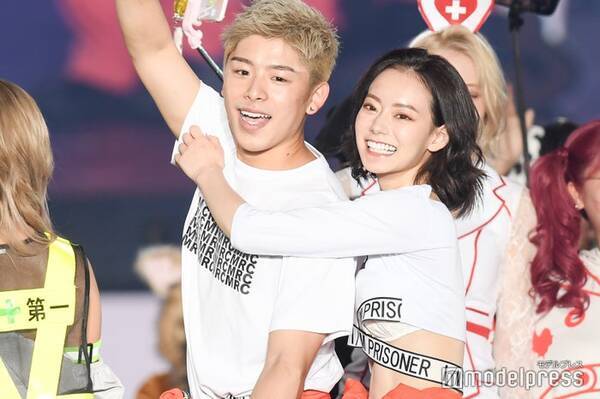 カップルyoutuberなこなこ バックハグでラブラブ お揃いコス披露 関コレ21a W 21年9月5日 エキサイトニュース