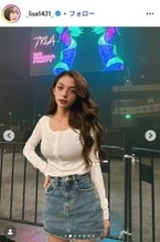 広島カープ小園海斗選手の妻・渡辺リサ「足が結局運動部」美脚輝くミニスカコーデ披露「全身バランスが神」「健康的で美しい」と反響