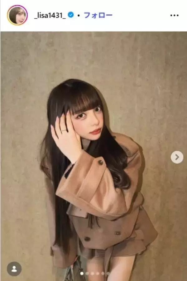 広島カープ小園海斗選手の妻・渡辺リサ、美脚際立つコート姿披露 娘と買い物ショットに「娘ちゃん可愛い」「レベチな美しさ」の声