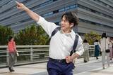 「岡田准一、マック「プレミアムローストアイスコーヒー」新CMにサラリーマン役で登場 名曲「TOKIO」に乗せ華麗なステップ披露」の画像1