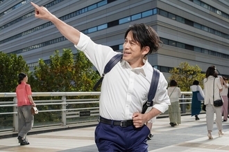 岡田准一、マック「プレミアムローストアイスコーヒー」新CMにサラリーマン役で登場 名曲「TOKIO」に乗せ華麗なステップ披露