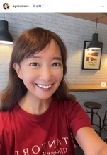有名歌手、美脚際立つショーパン姿に反響「脚の長さにびっくり」「いつ見てもスタイルがいい」