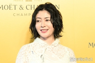 真木よう子「母とはなんぞや…」顔に0歳娘の脚乗るショット公開「むちむちあんよが可愛い」「赤ちゃんあるある」と話題