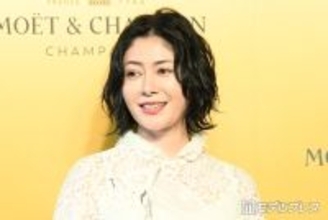 真木よう子「母とはなんぞや…」顔に0歳娘の脚乗るショット公開「むちむちあんよが可愛い」「赤ちゃんあるある」と話題
