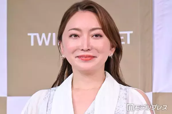 加藤綾菜、美脚際立つショーパンコーデ公開「膝下長すぎ」「スタイル抜群」と反響