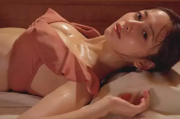 乃木坂46金川紗耶、ピンクの水着で汗ばむサウナカット公開 1st写真集先行カット第6弾【好きのグラデーション】