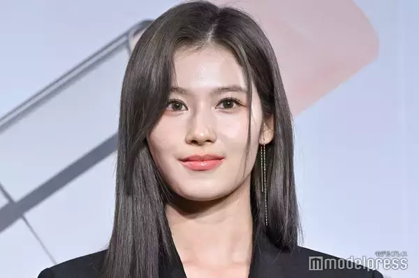 TWICEサナ、シースルー衣装で美スタイル際立つ「ドキッとした」「完璧すぎ」