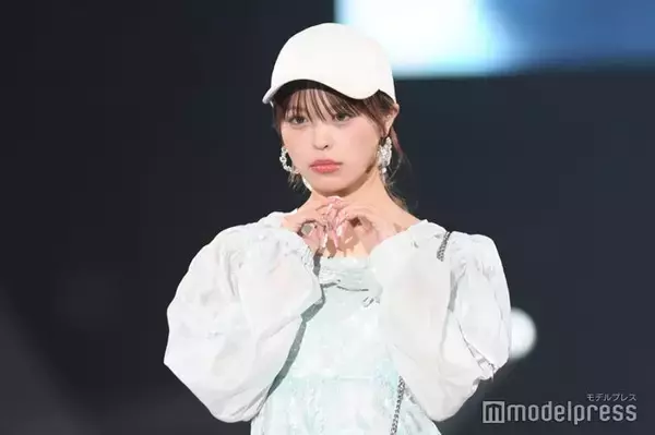 美人インフルエンサー、美脚透けるタイツ×ミニスカコーデ披露「彼女感すごい」「憧れのスタイル」と反響