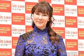 浅野ゆう子、美脚映える衣装姿に熱視線「オーラすごい」「美しすぎる」