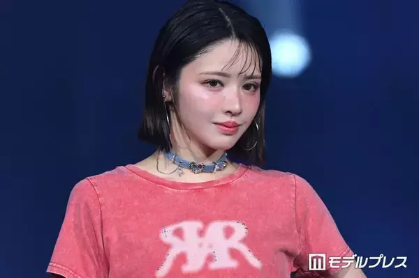 FRUITS ZIPPER鎮西寿々歌、ミニT×ミニスカにフリルレイヤード 甘辛ミックスコーデで魅せる【オキコレ2026】