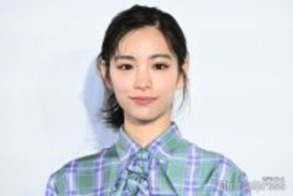 當真あみ、膝上スカートからスラリ美脚輝く リボン纏いフェミニンな装い【ディオール バンブーパビリオン】