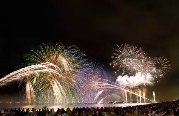 千葉で「幕張ビーチ花火フェスタ2026」約24,000発打ち上げで真夏の夜空染める