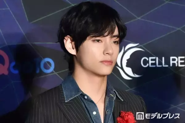 BTS・V、来日時の路上オフショット・リハーサル風景など大量公開 「立ってるだけで絵になる」「日本語のコメント泣ける」と反響