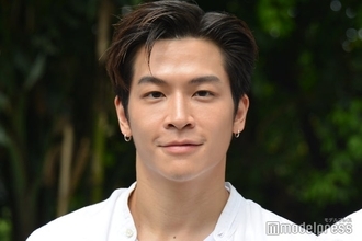 Snow Man向井康二＆マーチ、東京の街中降臨 仲良し2ショット・「カリスマックス」歌唱動画が話題「オーラが半端ない」「エモすぎて泣く」