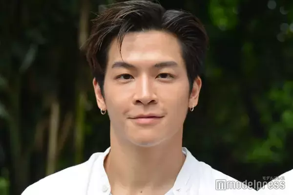 Snow Man向井康二＆マーチ、東京の街中降臨 仲良し2ショット・「カリスマックス」歌唱動画が話題「オーラが半端ない」「エモすぎて泣く」