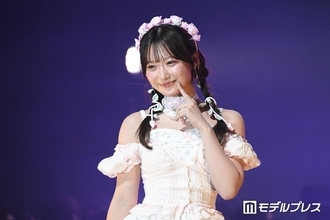 「今日好き」岩間夕陽（ゆうひ）、花柄タイツ×ミニ丈ワンピの全身ホワイトコーデで甘さ全開「リアル天使」「お人形さんみたい」と反響【学生ランウェイ名古屋】