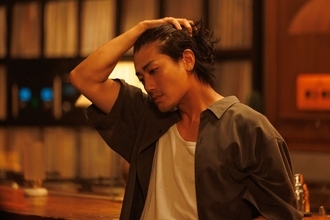 赤西仁、髪かきあげ・凛々しい剣道着・ベッドに倒れる姿…色気溢れる新カット解禁【匿名の恋人たち】