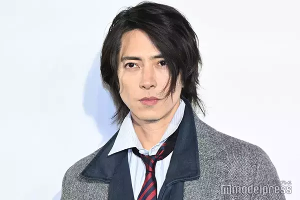 山下智久、代官山に降臨 クラシカルコート羽織りクールな装い【ディオール バンブーパビリオン】