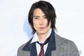 山下智久、代官山に降臨 クラシカルコート羽織りクールな装い【ディオール バンブーパビリオン】