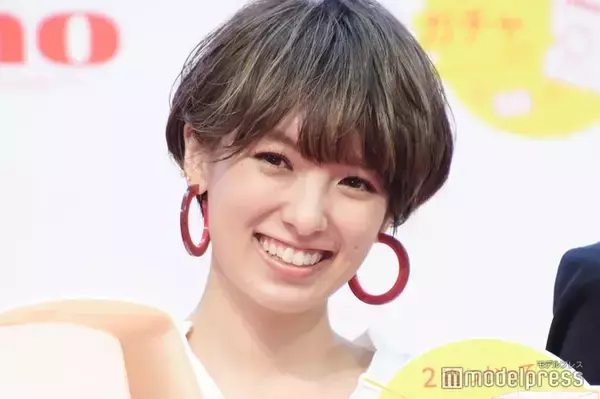 南明奈、ショーパン衣装で美脚際立つ「まっすぐで綺麗」「雰囲気変わって素敵」の声