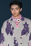 「豊田裕大、カラフルインナーで遊び心演出 グラデーション衣装がお似合い【TGC新潟2026】」の画像1