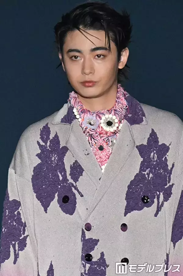豊田裕大、カラフルインナーで遊び心演出 グラデーション衣装がお似合い【TGC新潟2026】