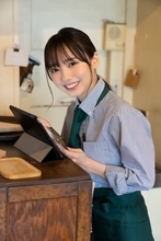 日向坂46齊藤京子、キュートな笑顔のカフェで働くお姉さんに
