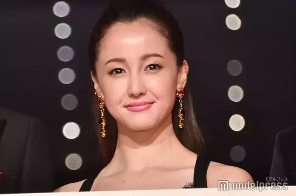 沢尻エリカ、大人モードで美スタイル披露「セクシー」「オーラすごい」蜷川実花氏が公開