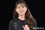 「重盛さと美、胸元輝くオフショル×黒髪センター分けのショットに反響「セクシーでドキッとした」「綺麗なお姉さん」」の画像1