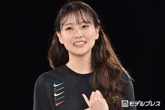 重盛さと美、胸元輝くオフショル×黒髪センター分けのショットに反響「セクシーでドキッとした」「綺麗なお姉さん」