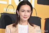 「長谷川京子、胸元ざっくりキャミワンピで美脚際立つ「大人の色気がすごい」「スタイル抜群」と反響」の画像1