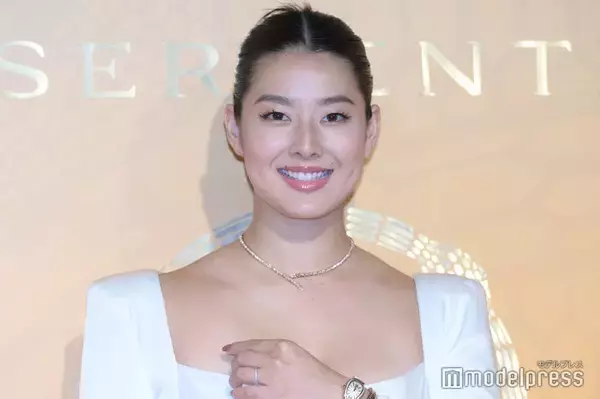 すみれ、光沢ドレスから美背中大胆見せ「引き締まってる」「美しすぎて見惚れた」と反響続々