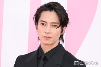 山下智久「尊敬する先輩」との寄り添いショット披露「お祝いしてもらって嬉しそう」「後輩の顔してて可愛い」と反響