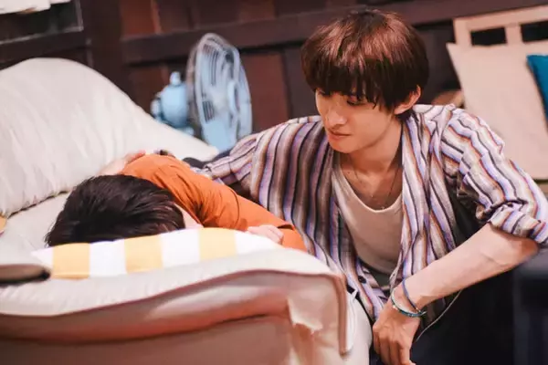 森崎ウィン＆Snow Man向井康二、息ぴったりツッコミ見せる 運命の再会・胸キュンシーン…副音声入り本編映像解禁【（LOVE SONG）】