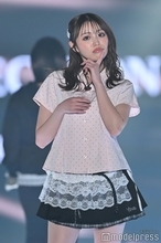 香音、ミニスカで美脚際立つ “あざとポーズ”で魅了【TGC2026 S/S】