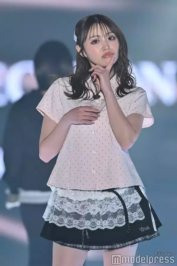 香音、ミニスカで美脚際立つ “あざとポーズ”で魅了【TGC2026 S/S】